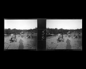 Image représentant Femmes et enfants malaisiens sur la plage