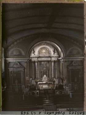 Image représentant France, La Bastide - Clairence, Intérieur de l'Eglise (Le Maître autel seul est éclairé)