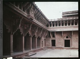 Image représentant Cour intérieure du palais de Jahangir dans le fort Rouge (Lal Qila)