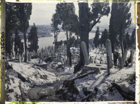 Image représentant Dalles et cippes funéraires dans le cimetière d'Eyüp sous la neige