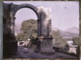 Image représentant Arche marquant l'entrée du cap Martin, côté Menton