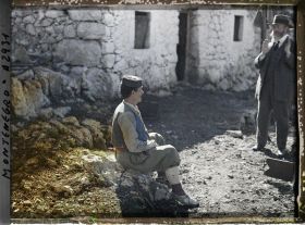Image représentant Un paysan assis, attendant les instructions de Jean Brunhes pour la pose