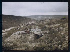 Image représentant France, Haudremont Carrières, Panorama sur la Cote du Poivre, au 1er plan tranchées et abris bouleversés par les obus