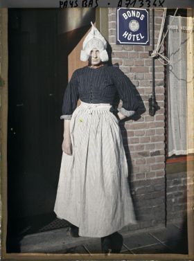 Image représentant Jeune fille devant le Bonds Hôtel