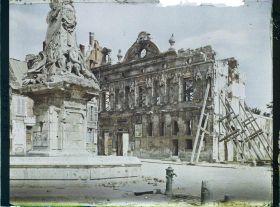 Image représentant France, Noyon, La Vieille Fontaine et l'Hôtel de Ville plus gros