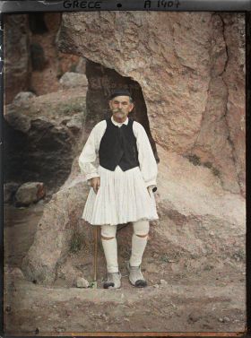 Image représentant Un vieux paysan du village (en fustanelle blanche et gilet noir)