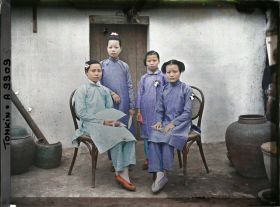 Image représentant Quatre jeunes Chinoises dans une cour intérieure