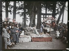 Image représentant Marchande de poupées, jouets et drapeaux aux abords d'un sanctuaire, le jour de la fête du village