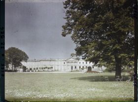 Image représentant France, Compiègne, Façade du Château prise de l'Avenue des Beaux Monts