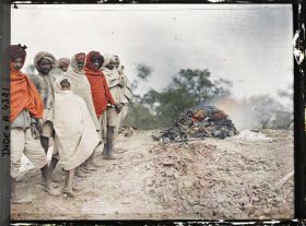 Image représentant Groupe d'Hindous assistant à une crémation