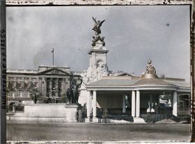 Image représentant La tribune royale devant le Buckigham Palace et le monument dédié à la reine Victoria
