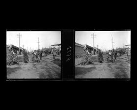 Image représentant Des passants et des pousse sur Dingzijie ("rue en Forme de T"), appelée aussi Bamiancao (lieu-dit "l'Auge à Huit Faces")