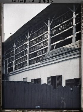 Image représentant Peaux de lapins suspendues passage Moret, actuelle rue Emile-Deslandres