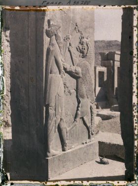 Image représentant Bas-relief représentant Darius 1er luttant contre un animal fabuleux (lion ailé) symbolisant les forces du mal, palais du Tatchara