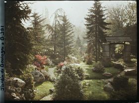 Image représentant Chemins du " sanctuaire japonais " situés à gauche de la porte menant au " village japonais "