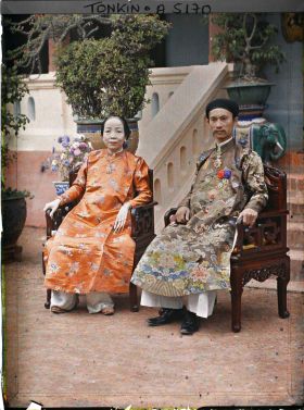 Image représentant Le Tông-dôc (gouverneur) de la province, M. Hoang Trong Phu et son épouse, devant leur villa
