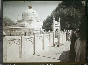 Image représentant Une cour près du mausolée du saint musulman Khaja-ud-Din Chishti dans le dargâh Sharif