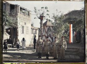Image représentant Un poste de police pavoisé aux couleurs françaises