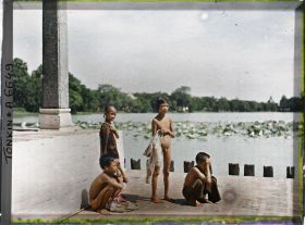 Image représentant Jeunes baigneurs devant le Thui-toa " Kiosque du bord de l'eau " du temple Ngoc-so'n (appelé par les Européens " Pagode des Pinceaux "), situé sur " l'île de Jade " du Petit Lac