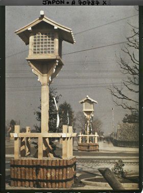 Image représentant Funérailles de l'Empereur Taisho-Tenno (Yoshihito), lanternes sur l'esplanade du palais impérial