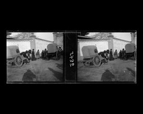 Image représentant Près de l'entrée ouest de Donganshichang ("marché de la Paix de l'Est") qui donne sur Dingzijie ("rue en Forme de T"), appelée aussi Bamiancao (lieu-dit "l'Auge à Huit Faces")