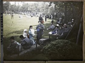 Image représentant Adultes et enfants sur une pelouse, dans le parc d'Hibiya