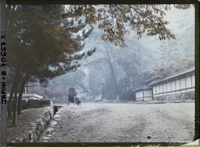 Image représentant Temple Nanzen-ji : mur d'enceinte du Tenju-an (à droite) et Jinrikisha (pousse-pousse) à l'arrêt dans une allée