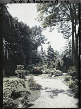 Image représentant Le " village japonais " vu depuis son entrée, côté jardin anglais