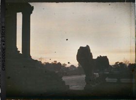 Image représentant Coucher de soleil sur la terrasse cruciforme à laquelle aboutit la " grande chaussée " (?)