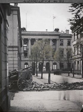 Image représentant Prusse, Crefeld, Hôtel de la ville et Drapeau