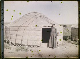 Image représentant Une femme et un enfant devant une yourte