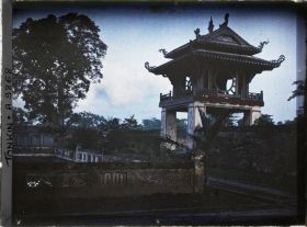 Image représentant La troisième cour du Van-mieu, temple confucéen de la " Culture littéraire ", dans le quartier de la Citadelle (route de Sinh-tu)