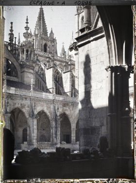 Image représentant Espagne, Léon, Vue prise du cloître de la Cathédrale s/la face Nord et la plus grande des deux Tours