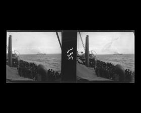 Image représentant Les passagers massés sur le pont arrière observent le vapeur Korea