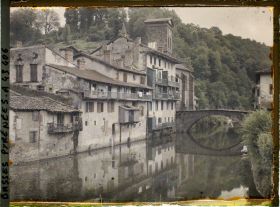 Image représentant France , St Jean-Pied de Port, Vieux quartier au bord de l'eau