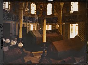 Image représentant Intérieur du türbe (mausolée) du sultan Süleyman où reposent Süleyman II, Süleyman III (1691) et Ahmet II (1695)