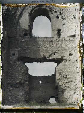 Image représentant Les ruines du Qara Serai (palais noir) du sultan Badr al-Din Lu'lu' (à la tête de l'état de Mossoul de 1218 à 1259), linteau calligraphié