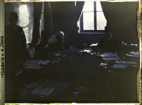 Image représentant Turquie, Angora, Ministres en Conseil avec le Cheik-ul-Islam, Fédy- Bey et Raouf-Bey, présidt de la Gde Assemblée