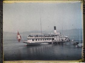 Image représentant Le bateau à roues à aubes Italie à quai