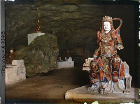 Image représentant La grotte principale des Rochers de Ky-lu'a, abritant un sanctuaire rupestre dédié au culte bouddhique