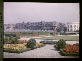 Image représentant Le Normandy-Hôtel vu des jardins du Casino
