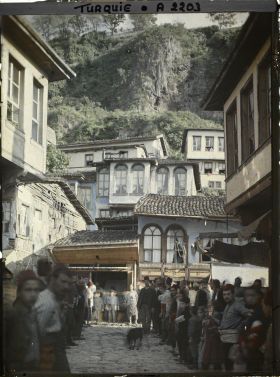 Image représentant La rue dite " des bouchers ", en direction de la citadelle