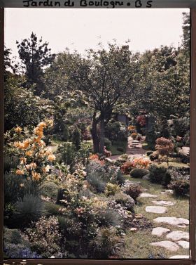 Image représentant Espace fleuri du " sanctuaire japonais " proche de la porte ouvrant sur le " village japonais "