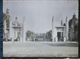 Image représentant L'exposition des arts décoratifs, la porte d'honneur entre le Grand et le Petit Palais