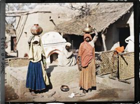 Image représentant Deux femmes venant de puiser de l'eau
