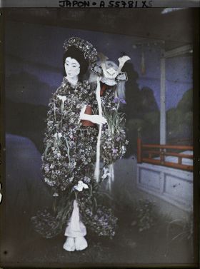 Image représentant jardin Horikiri : ningyô (poupée) exposée durant la floraison des iris