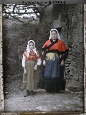 Image représentant Deux jeunes filles en costume : la plus âgée en costume gallego galicien, la petite en habit de la montagne