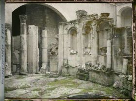 Image représentant Eléments de l'exèdre en demi-cercle qui fermait le forum dans la cour du Museon Arlaten