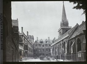 Image représentant L'église St Aldates. Au fond, Pembroke College