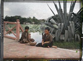 Image représentant Deux mendiantes assises au pied d'un agave, à l'entrée de la passerelle conduisant au temple Ngoc-so'n (appelé par les Européens "Pagode des Pinceaux")